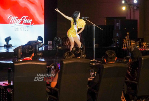 Peserta bergaya diatas panggung didepan para juri profesionala ketika Grand Final Mister Teen Indonesia – Miss Teenager Indonesia yang digelar di Ballroom Vasa Hotel Surabaya, Jawa Timur, Jumat (4/11/2022) malam. Banyaknya dukungan terhadap kompetisi ini karena pemenang selama masa jabatan 1 tahun akan menjalankan advokasi pada 4 bidang yaitu YEES: Youth (kepemudaan), Education (Pendidikan), Environment (Lingkungan), dan Social (Sosial-Kemanusiaan) serta menjadi wakil negara di kompetisi internasional Look of the Year & Miss Teen Universe.