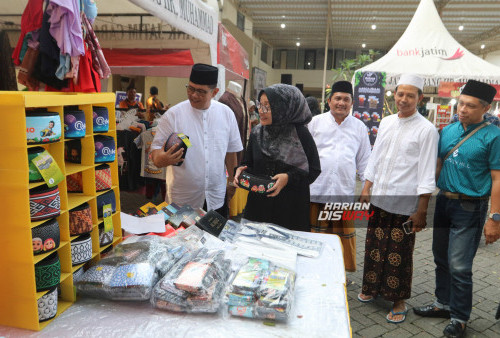 Staff Ahli Walikota Surabaya  Bidang Pembangunan , ekonomi dan Keuangan Tomi Ardiyanto dan (kiri ) Camnat Sambikereb Iin  Trisnoningsih ( dua dari kiri ) meninjau bazar UMKM yang digelkar di halaman Masjid Baiturrozaq CitraLand Surabaya 16 Maret 2024. Menurut Ketua Takmir KH Abdul Kohar ,Bazar ini digelar untuk menambah pendapatan umat secara ekonomi. Selain Bazar, Masjid baiturrrozaq Citraland ini juga membagikan 400 paket takjil setiap harinya, ungkap Abdul Kohar