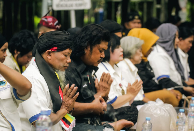 Jelang Akhir Tahun, Pegiat Budaya Se-Surabaya Gelar Doa Bersama untuk Bangsa