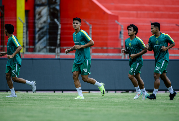 Semen Padang vs Persebaya: Persiapan Singkat dan Hujan Tak Bikin Keder Ernando Ari