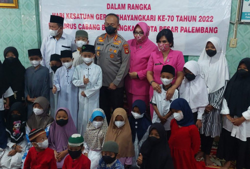      Polrestabes Palembang Berbagi dengan Anak Panti Asuhan Subulussalam   