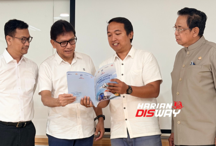 Ketua Pengurus Yayasan Astra – YDBA, Rahmat Samulo (tengah kiri), melihat katalog produk Desa Sejahtera Astra dan UMKM binaan bersama Jaya Nugraha, perwakilan Desa Sejahtera Astra Selemadeg Timur, Tabanan (tengah kanan); Miftah Farid dari Kementerian Perdagangan RI (paling kiri); dan Juan Permata Adoe dari KADIN Indonesia (paling kanan), dalam kegiatan pembekalan di Jakarta (12/10). (Foto: Yayasan Astra – YDBA)