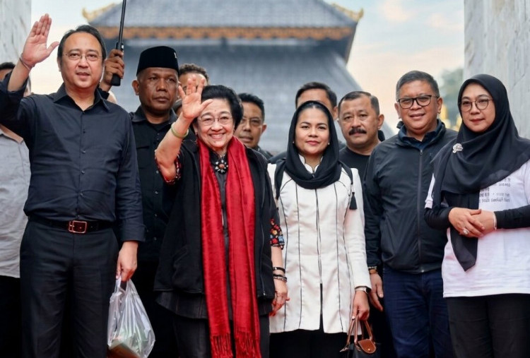 Bersama Putra, Cicit, dan Ratusan Kader PDIP, Megawati Soekarnoputri Berziarah Penuh Haru di Makam Bung Karno