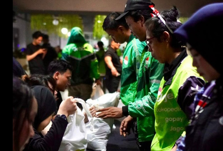 Semangat MengEMASkan Indonesia, Pegadaian Salurkan 1.000 Paket Sembako untuk Pengemudi Ojek Online