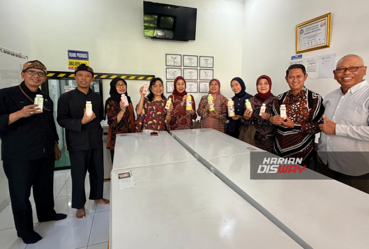 Dirjen Industri Kecil Menengah dan Aneka (IKMA) Kementerian Perindustrian RI, Reni Yanita (tengah kanan), bersama Direktur IKM Pangan, Furnitur, dan Bahan Bangunan Kementerian Perindustrian RI, Afrizal Haris (kedua kanan); Direktur IKM Logam Mesin, Elektronika, dan Alat Angkut Kementerian Perindustrian RI, Dini Hanggandari (tengah kiri); Direktur Industri Aneka Kementerian Perindustrian RI, Reny Meilany (ketiga kanan); Sekretaris Yayasan Astra – Yayasan Dharma Bhakti Astra, Ema Poedjiwati Prasetio (keempat kiri); Plt Camat Ciawi, Saeful Jack Peter (paling kanan); Pemilik PT Bogor Sari Nutrisi, Juhana (paling kiri); serta Direktur PT Bogor Sari Nutrisi, Maulita Putri Darmawati (keempat kanan).