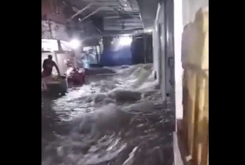Ngeri, Derasnya Aliran Banjir Terobos Pasar Bukit di Tangsel, Pedagang: Astagfirullahaladzim, Aer Ya Allah!