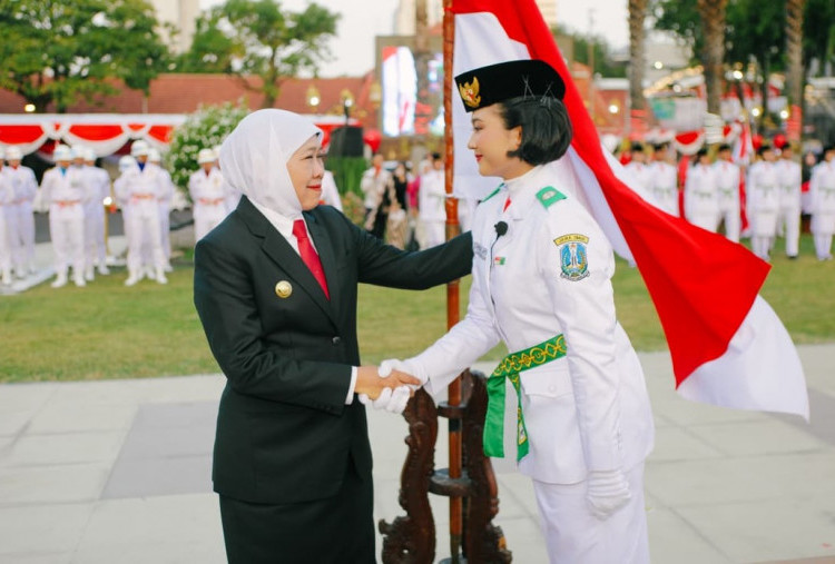 Khofifah Kukuhkan 76 Paskibraka Jatim, Pesan Jaga Semangat NKRI