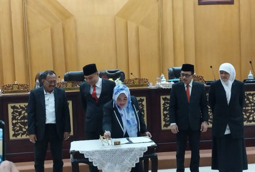 Hadiri Sidang Paripurna DPRD Surabaya Berdua, Eri dan Armuji Isyaratkan Maju Pilwali Surabaya
