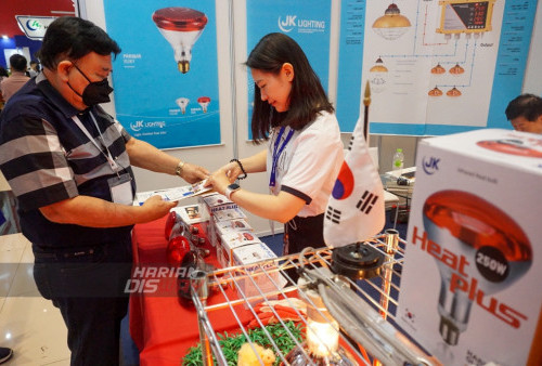 Pengunjung melihat katalog di pameran Indo Livestock 2023 Expo and Forum yang digelar di Grand City, Surabaya, Jawa Timur, Rabu 26 Juli 2023. Pameran Indo Livestock 2023 Expo and Forum yang berlangsung sampai 28 Juli 2023 tersebut diikuti sejumlah negara itu memamerkan teknologi dan inovasi terbaru di dunia peternakan. (Ahmad Rijaluddin Erlangga/Harian Disway)