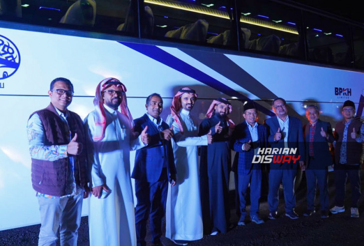 Peluncuran bus ini diharapkan dapat menjadi model investasi yang berkelanjutan dalam sektor transportasi haji dan umrah, sekaligus mendukung tujuan strategis BPKH dalam meningkatkan pengelolaan dana haji dengan manfaat yang nyata bagi jemaah. Langkah ini juga menjadi bagian dari komitmen BPKH Limited dalam menghadirkan solusi inovatif dalam layanan haji dan umrah, memastikan bahwa para jemaah mendapatkan pelayanan terbaik yang sejalan dengan perkembangan teknologi dan kebutuhan logistik di Tanah Suci. Foto: BPKH