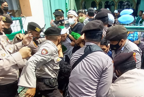 Proses Penangkapan 5 Orang Ricuh, Polisi Amankan Uang Milyaran di Kantor Khilafatul Muslimin