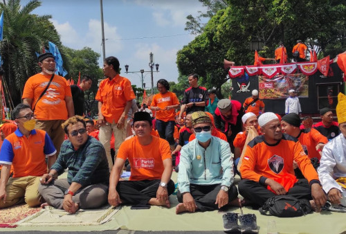 Tiba di KPU RI, Massa Partai Buruh Shalat Jumat Berjamaah Sebelum Mendaftar