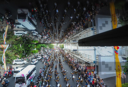 Suasana Parade Surabaya Juang di Jalan Tunjungan, Surabaya, Jawa Timur, Minggu, 5 November 2023. Parade Surabaya Juang yang melibatkan sebanyak 35 komunitas dan instansi tersebut digelar untuk menyambut Hari Pahlawan. (Julian Romadhon/Harian Disway)