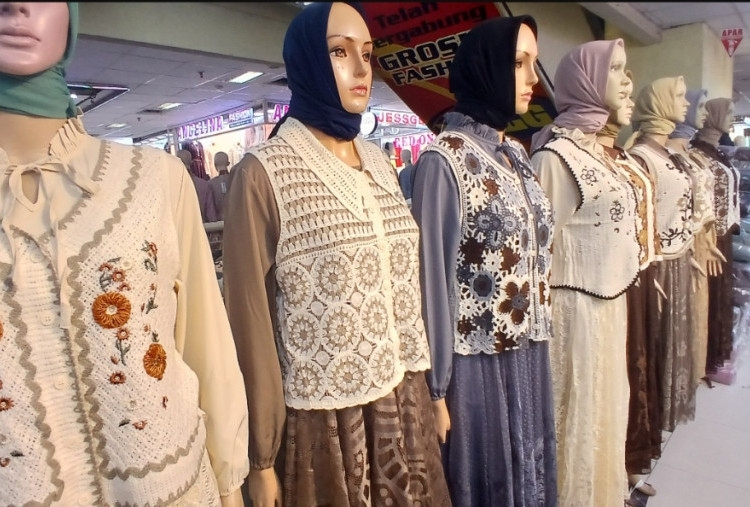 Nyaman tapi Tetap Modis, Rompi dan Cardigan Rajut Naik Daun Jelang Ramadan