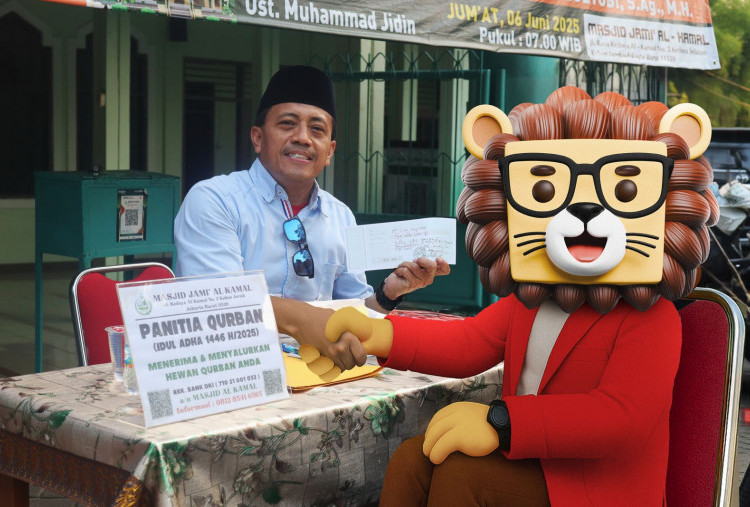 Lion Parcel (PT Lion Express), perusahaan logistik terkemuka di Indonesia, kembali menunjukan komitmennya untuk terus berbagi kebaikan lewat kampanye #LogistikBaik. Kali ini di momen Idul Adha 1446 Hijriah, Lion Parcel menyalurkan hewan kurban sebagai bentuk kepedulian sosial kepada masyarakat di sekitar area operasional perusahaan.

Penyerahan hewan kurban dilakukan secara simbolis oleh LIOLIO, Virtual CEO Lion Parcel, bersama perwakilan karyawan Lion Parcel kepada H. Cholil Ghozali, SE selaku pengurus Masjid Al-Kamal, Kedoya, Jakarta Barat.

Sejalan dengan kampanye #LogistikBaik yang menjadi bagian dari komitmen Lion Parcel untuk memberi dampak positif bagi masyarakat dan lingkungan, kegiatan penyaluran hewan kurban ini diharapkan dapat mempererat tali silaturahmi, menumbuhkan semangat kepedulian, serta memperkuat nilai-nilai kemanusiaan untuk komunitas setempat.
