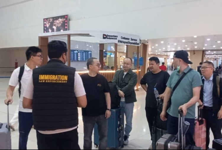 Imigrasi Surabaya Deportasi 8 WNA Tiongkok Pekerja Ilegal