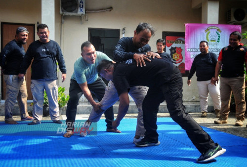 Kapolsek Sukolilo, Muhammad Soleh, ikut serta mengarahkan letak kaki anggota polisi saat mengikuti seni beladiri Krav Maga dari Sekolah Ilmu Beladiri Unicombat saat di halaman tengah Polsek Sukolilo, Surabaya, Jawa Timur, Sabtu (25/2/2023). Seni beladiri Krav Maga (pertarungan Kontak) berasal dari Israel yang biasanya digunakan pasukan badan penegak hukum Internasional seperti FBI, Mossad, hingga SWAT tersebut merupakan salah satu upaya Polsek Sukolilo Surabaya dalam meningkatkan Profesionalisme petugas kepolisian di bidang keterampilan khususnya seni beladiri Militer untuk mengantisipasi tindak kejahatan di wilayah hukumnya. (foto: Julian Romadhon)