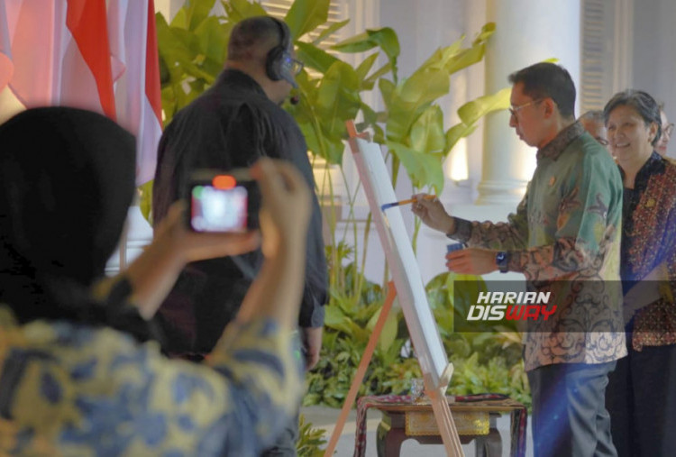 Pameran ini menampilkan 33 karya dari 26 perupa lintas daerah, termasuk lukisan ikonik “Penangkapan Pangeran Diponegoro” karya Raden Saleh. Kurator Citra Smara Dewi menekankan pentingnya peran seniman sebagai penjaga pintu peradaban, dengan membingkai sejarah sebagai narasi berlapis yang selalu bisa dimaknai ulang.