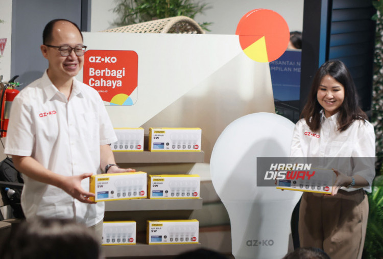 Direktur PT Aspirasi Hidup Indonesia Tbk Gregory S Widjaja (kiri) dan Teresa Wibowo (kanan) menunjukan lampu LED saat konferensi pers AZKO Berbagi Cahaya di Bintaro, Tangerang Selatan, Selasa (2/12/2025). AZKO Berbagi Cahaya menghadirkan donasi lampu LED hemat energi untuk mendorong efisiensi energi, pengurangan emisi, sekaligus memperluas akses masyarakat terhadap pencahayaan ramah lingkungan. HARITSAH ALMUDATSIR/HARIAN DISWAY