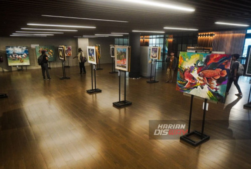 Pengunjung menyaksikan Surabaya Painting Exhibition di Basement Alun-alun Surabaya, Komplek Balai Pemuda Surabaya, Jawa Timur, Rabu, 3 Januari 2024. Sebanyak 150 lukisan karya 80 pelukis yang tergabung dalam Ikatan Pelukis Indonesia (IPI) ini bertema Beginning And End Of The Year 2024 yang digelar tanggal 2 hingga tanggal 14 Januari 2024. (Julian Romadhon/Harian Disway)

