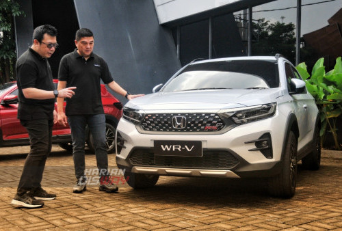 Wendy Miharja (kiri) berbincang di depan WR-V di Surabaya, Jawa Timur, Jumat (10/2/2023) jelang keberangkatan Test Drive ke Pandaan, Jawa Timur. Test Drive tersebut untuk menguji kenyamanan dan kecanggihan mobil small SUV-nya, Honda WR-V. Tidak hanya di dalam kota. sejumlah wartawan diajak short touring dari W Super club Surabaya menuju Pandaan, daerah pegunungan di Kabupaten Pasuruan. Ada tiga hal yang menjadi catatan Harian Disway setelah menjajal Honda WR-V di jalanan perkotaan, tol, dan tanjakan. Yakni Fun to Drive, Worry-Free, dan Premium Feel. Sesuai dengan unsur yang disematkan Honda pada mobil yang di-launching November tahun lalu ini.