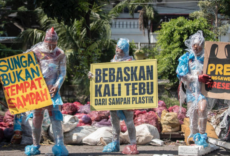 Sampah Plastik Racuni Kali Tebu Surabaya, Gabungan Aktivis Lingkungan Gelar Aksi Teatrikal