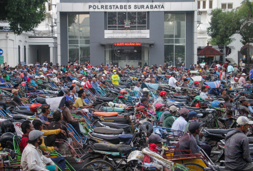 Ratusan Tukang Becak Memadati Polrestabes Surabaya untuk Berbuka Puasa Bersama dengan Pejabat Polisi