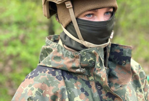 Para Wanita Ukraina Angkat Senjata, Siap Tempur Hadapi Rusia
