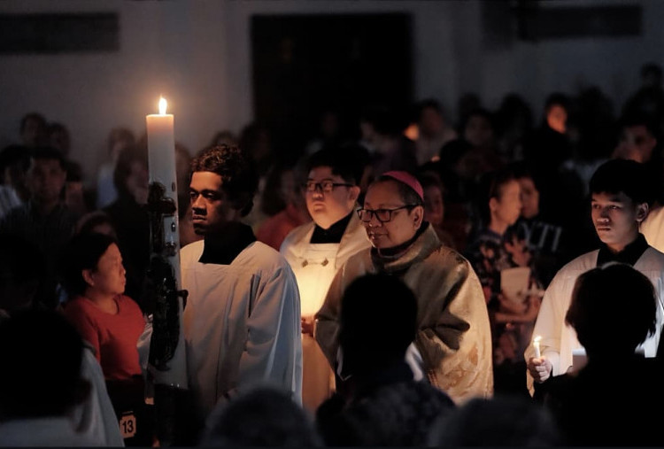 Pimpin Vigili Paskah, Uskup Surabaya Tegaskan Kekuatan Harapan di Tengah Kemustahilan