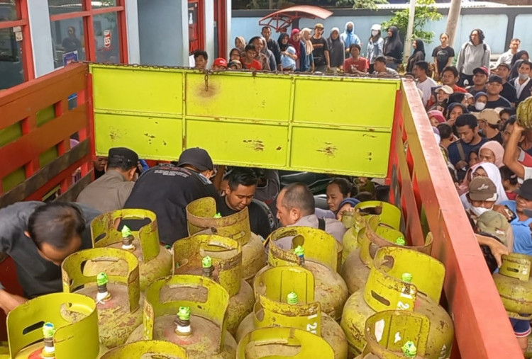 Warga Ribut dengan Petugas Buntut LPG 3 Kg Langka: Stok Masih Ada Dibilang Sudah Habis!