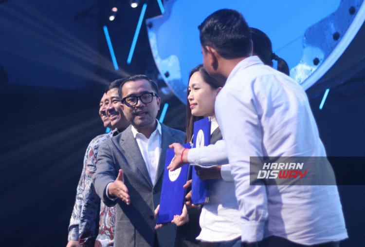 VinFast memperkuat ekspansi kendaraan listrik di Indonesia melalui penandatanganan dua MoU pengadaan armada dengan PT Sembilan Benua Abadi dan PT Satu Kosong Tujuh, serta kerja sama strategis dengan enam dealer motor listrik. Total 20.000 unit kendaraan listrik ditargetkan terserap hingga 2028 untuk kebutuhan transportasi komersial, sekaligus memperluas jaringan distribusi roda dua menjelang peluncuran resmi pada kuartal II 2026.