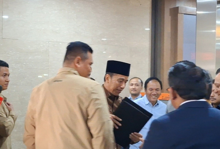 Enggan Tunjukkan Ijazah Aslinya ke Awak Media, Jokowi Guyon Santai: He he he 