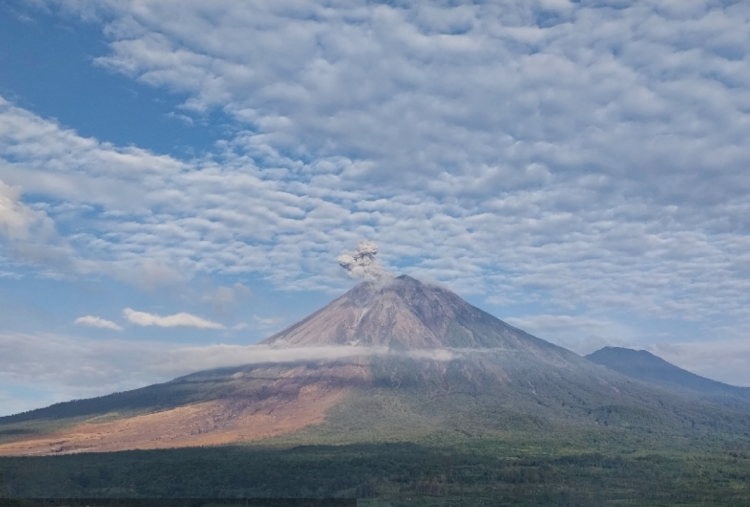 Gunung Semeru Kembali Erupsi, Kolom Abu Menjulang 900 Meter