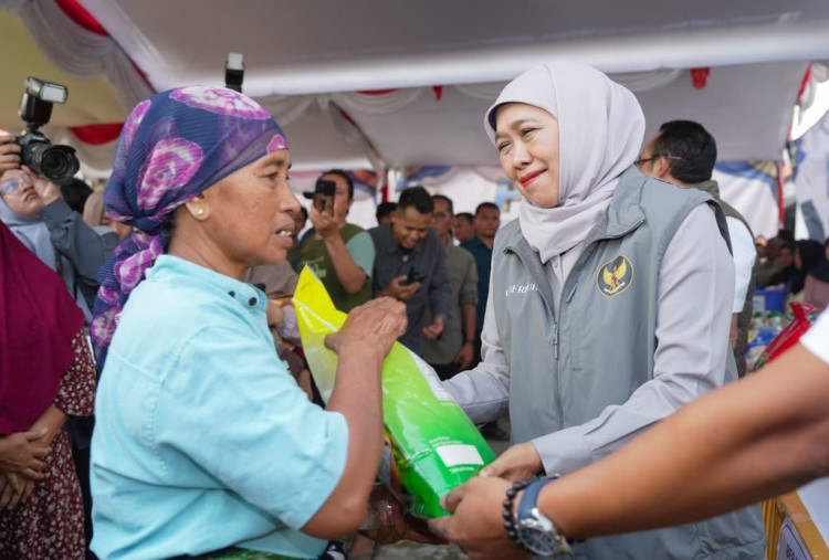 Kemarau Panjang, Khofifah Gelar Pasar Murah di Kedungdung, Sampang
