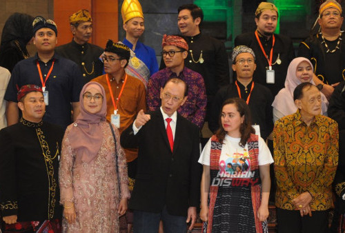 Para penonton menyambut parade dengan antusias, memberikan tepuk tangan dan sorak-sorai saat para peserta berjalan melintasi Bangsal Pancasila dengan bangga. Tak hanya itu, para peserta juga menampilkan lenggak lenggok seperti tarian tradisional yang semakin memeriahkan suasana.