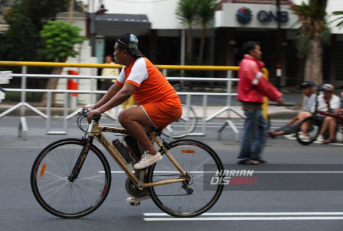 Dalam momen yang biasanya penuh dengan keramaian, pesepeda memanfaatkan kesempatan ini untuk berfoto di tengah jalanan yang lengang, menciptakan gambaran yang jarang terlihat pada hari biasa. Dengan latar belakang jalan yang tertata rapi dan langit biru, foto-foto mereka menjadi dokumentasi unik dari hari spesial ini.