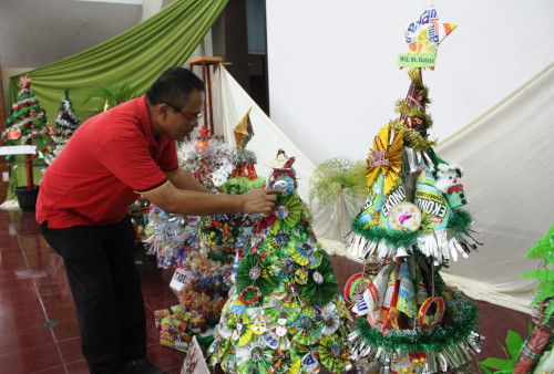  Pohon Natal Bahan Daur Ulang Gereja Katolik Santa Maria Annuntiata
