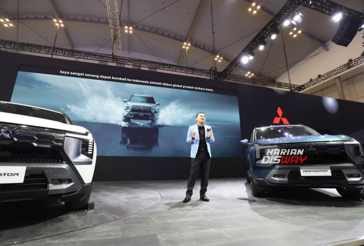 Salah satu sorotan utama adalah peluncuran Mitsubishi Destinator, SUV keluarga premium terbaru yang memulai debut globalnya pada 17 Juli 2025 lalu. Untuk pertama kalinya tampil di panggung nasional, Destinator hadir dengan banderol mulai dari Rp385 juta hingga Rp465 juta (OTR Jakarta), termasuk opsi Ultimate dengan tambahan fitur premium seperti Dynamic Sound Yamaha Premium, power tailgate, dan electric seat adjuster.
