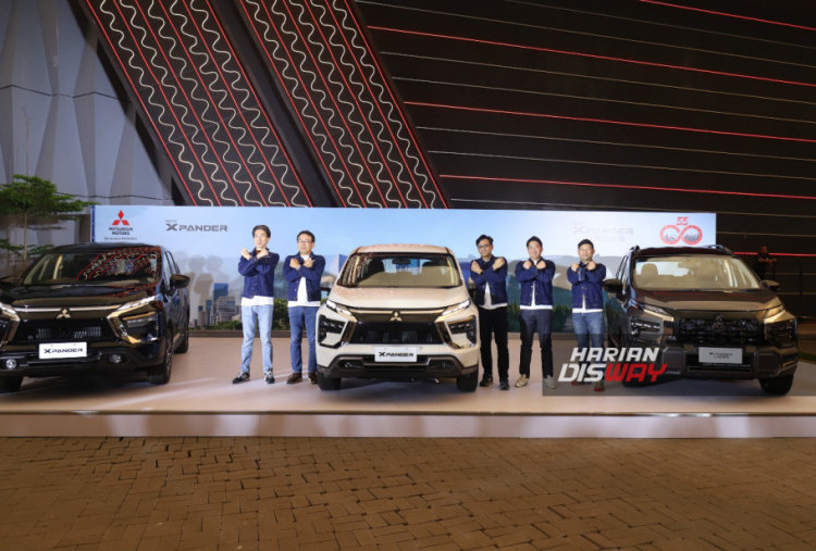 (ki-ka) Masaaki Fujiwara Director of Product Strategy Division PT MMKSI, Atsushi Kurita  President Director PT MMKSI, Irwan  Kuncoro Director of Sales & Marketing Division PT MMKSI, Kazuto Azuma Director of After Sales Division PT MMKSI dan  Yoshio Igarashi Director of Sales & Marketing Division PT MMKSI
