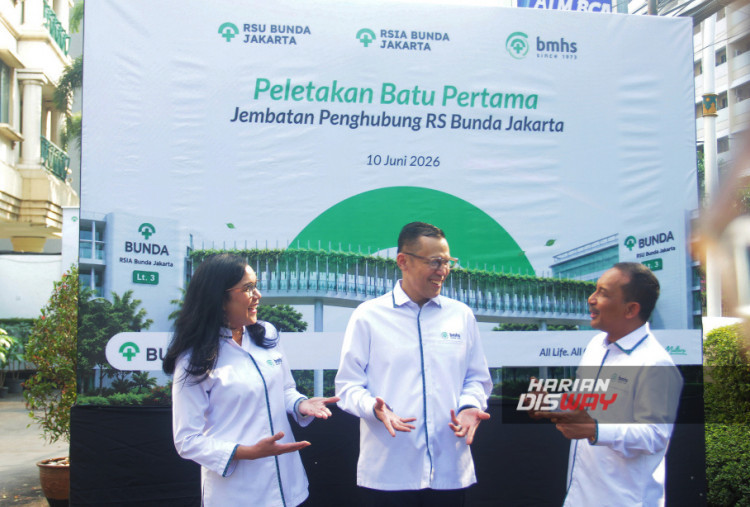 Dari kiri, Josephine Tobing (Corporate Secretary BMHS), Ivan Rizal Sini (Komisaris Utama BMHS), dan Agus Heru Darjono (Presiden Direktur BMHS). Ivan Rizal Sini menyebut pembangunan skybridge bukan sekadar penambahan fasilitas fisik, melainkan upaya menyatukan seluruh layanan yang telah dibangun selama lebih dari lima dekade agar bekerja sebagai satu sistem yang berpusat pada kebutuhan pasien. Langkah ini menjadi bagian dari transformasi layanan kesehatan terintegrasi yang terus dikembangkan BMHS.