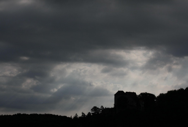 Update Prakiraan Cuaca Jabodetabek Kamis, 12 Februari 2026: Hujan Lebat Ancam Sejumlah Wilayah!