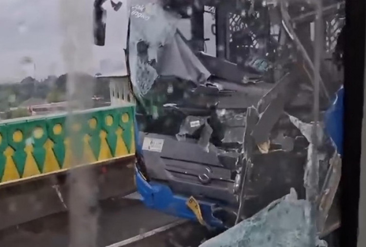Brak! Dua Bus TransJakarta Tabrakan, 23 Penumpang Luka-Luka