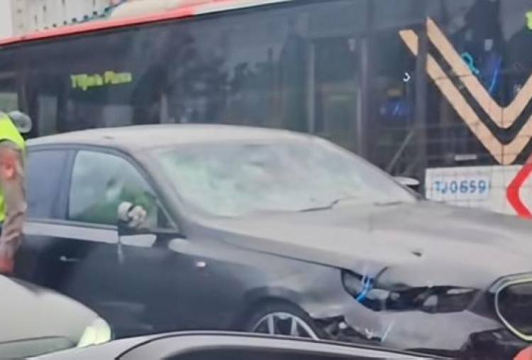 BMW Listrik Diamuk Massa di Kebon Jeruk, Polisi: Sempat Tabrak Pemotor di Meruya