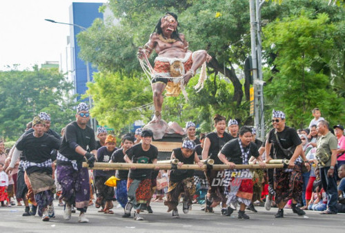 Melalui Pawai Ogoh-Ogoh yang meriah ini, diharapkan pesan perdamaian, kesatuan, dan harmoni akan terus terbawa dalam kehidupan sehari-hari, tidak hanya di Surabaya, tetapi juga di seluruh Nusantara. (Moch Sahirol/Harian Disway)