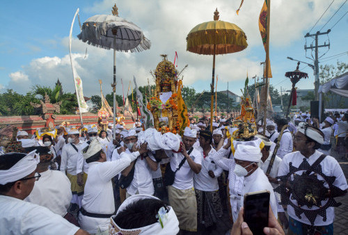 Bye Pandemi! Umat Hindu Surabaya Rayakan Melasti di Kenjeran Tanpa Terpencar Lagi