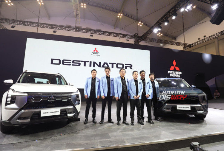 (Ki-ka): Kazuto Azuma – Director of After Sales Division PT MMKSI, Masaaki Fujiwara – Director of Product Strategy Division PT MMKSI, Atsushi Kurita – President Director PT MMKSI, Masahiro Ito – Chief Product Specialist Mitsubishi Motors Corporation, Irwan Kuncoro – Director of Sales & Marketing Division PT MMKSI, Yoshio Igarashi – Director of Sales & Marketing Division PT MMKSI.
