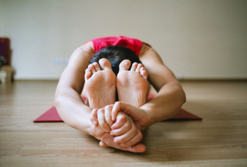 Benarkah Lakukan Gerakan Yoga Sebelum Tidur Punya Segudang Manfaat? Simak Penjelasannya