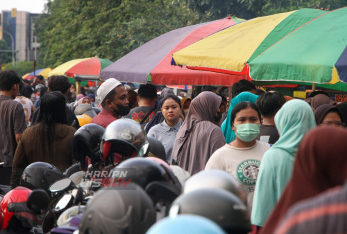 Suasana keramaian para warga saat berburu takjil di Jalan Karang Menjangan, Surabaya, Jawa Timur. Kamis (23/3/2023). Pasar takjil dikawasan tersebut menyediakan berbagai macam makanan dan minuman dengan harga bervariatif, lokasi tersebut menjadi lokasi favorit warga untuk membeli Takjil untuk berbuka puasa. (Foto: Moch Sahirol Layeli)