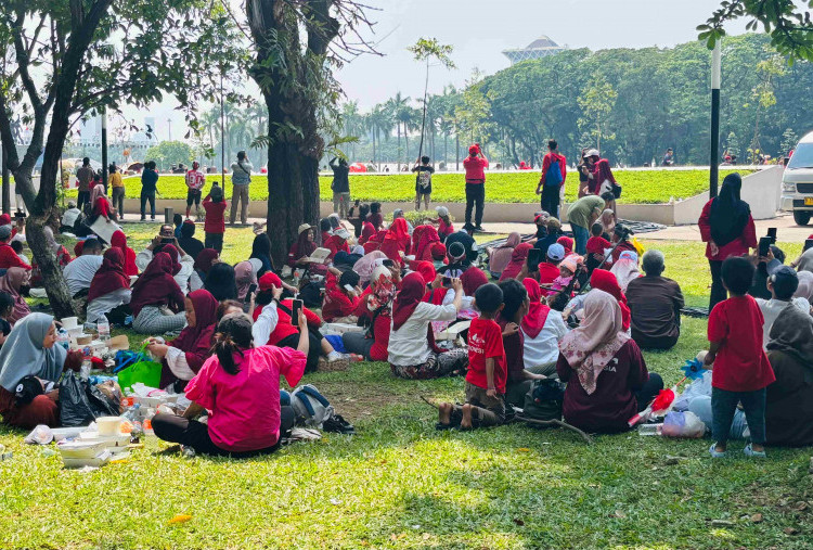 Cari Hiburan, Emak-emak Asal Tangerang Rela Tidur di Stasiun Gambir untuk Saksikan Pesta Rakyat di Monas