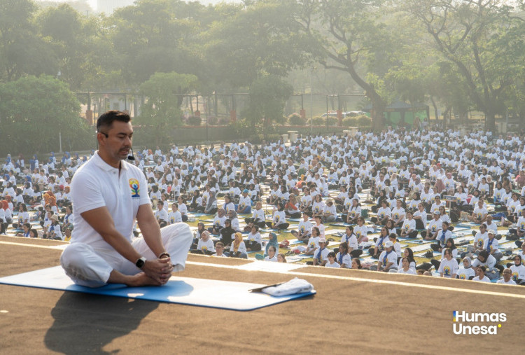 Unesa Cetak Rekor MURI Lewat Yoga Bersama Anjasmara dan Peserta Disabilitas Terbanyak
